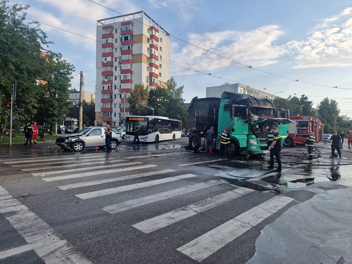 VIDEO Un camion a luat foc în urma coliziunii cu o mașină pe Țuțora