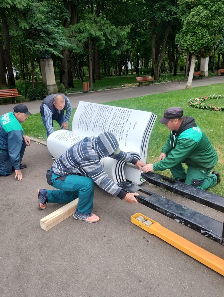 N Parcul Copou Au Fost Montate B Nci Imprimate Cu Poezii Scrise De