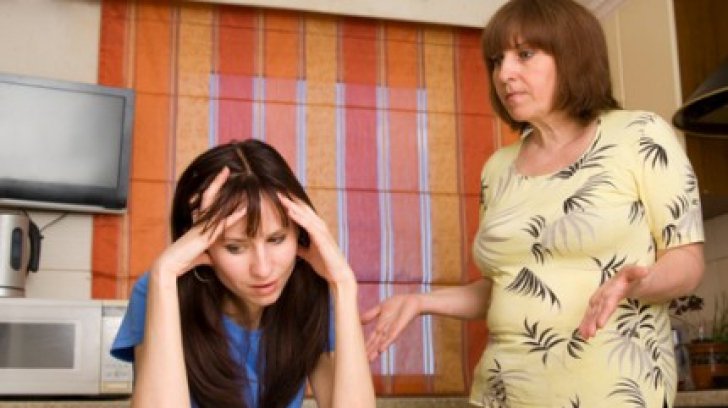  O soacră de coșmar. Și-a adus la disperare nora, sfârșind prin a arunca apă clocotită pe ea. Ce au decis la proces judecătorii ieșeni