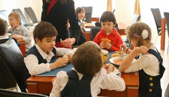 Camera de Conturi Iași și-a băgat nasul în ciorba servită în grădinițe: 4 unități, avertizate pentru nereguli în achiziții pentru hrana preșcolarilor