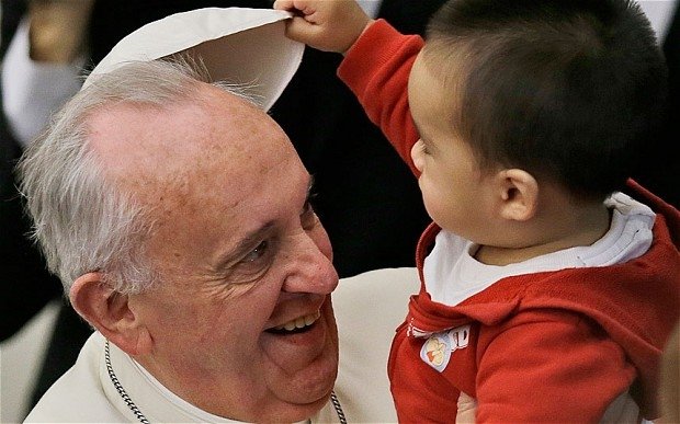 Papa Francisc va efectua o vizită la Paris în 2015