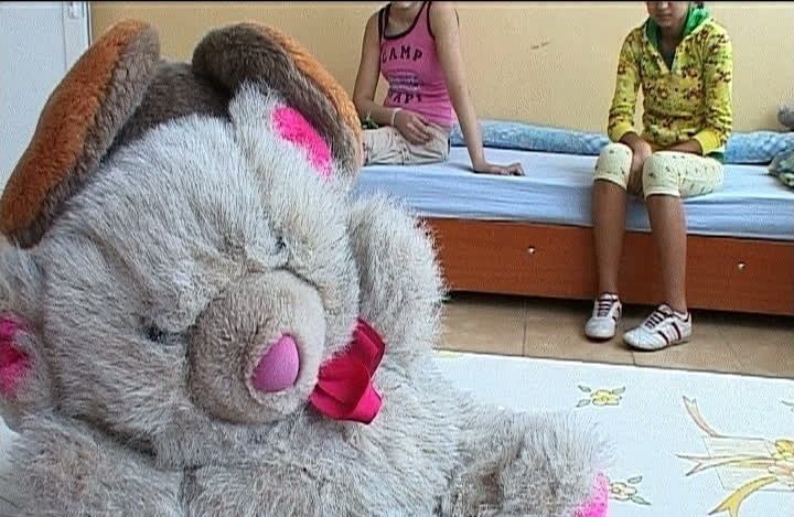 Copii cu dizabilităţi încuiaţi în camere cu zăvor şi trataţi cu medicamente expirate, în centre din judeţul Mureş