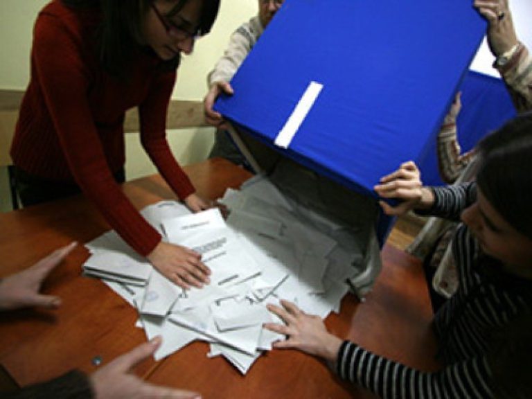 Decizia Curții Constituționale de a renumăra voturile poate aduce multe surprize, având în vedere sensibilitatea procesului electoral