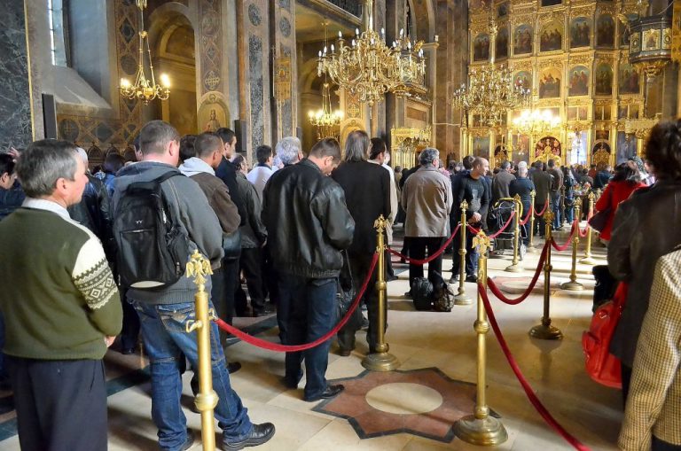 Ora de începere a Sfintei Liturghii diferă de la sat la oraș. Cine stabilește programul slujbelor și de ce contează tradiția locului?