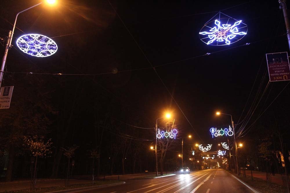  114849_79902_stiri_ornamente-de-craciun-in-copou.jpg-3