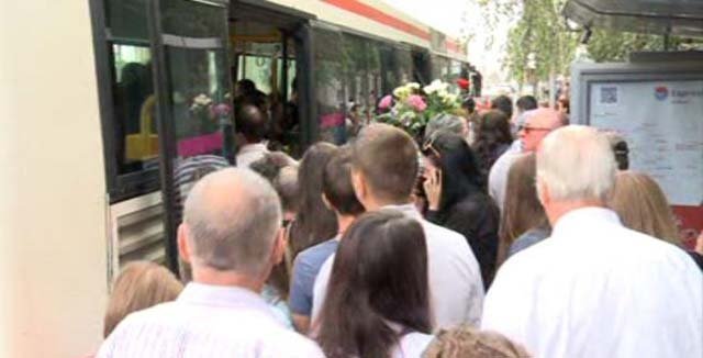 Transportul public în Iaşi e o loterie: poate prinzi autobuzul, poate nu