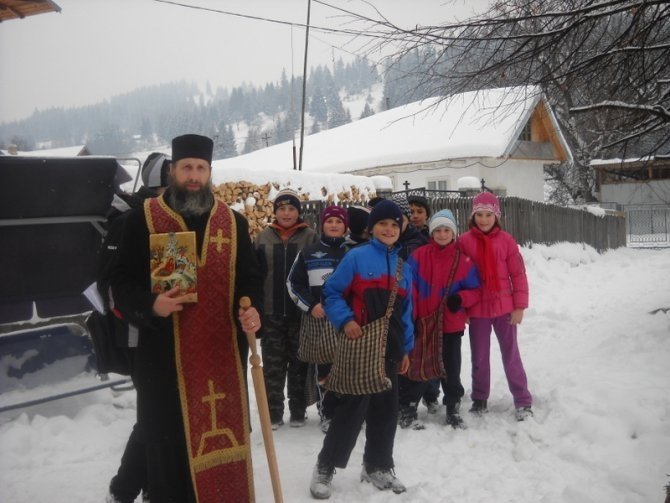 De ce umbla preotul cu icoana inaintea Craciunului?