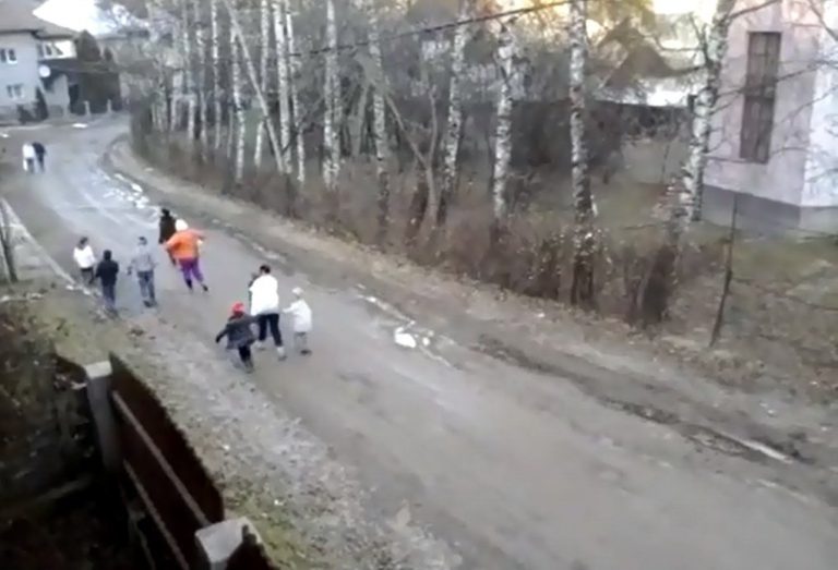 VIDEO: Ţiganii au dat buluc la colindat. Ce s-a ales din frumoasele noastre tradiţii?