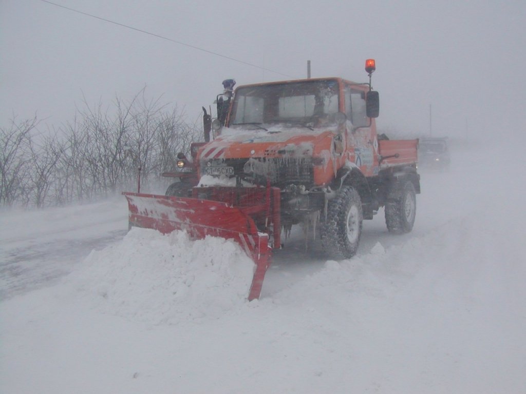 Locuitorii din Probota îl roagă pe primar să dea cu lama prin sat, să poată ieşi din case