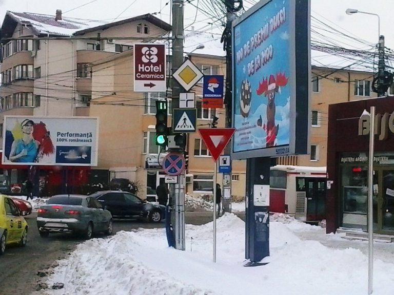FOTO: Ce indicatoare rutiere trebuie respectate în intersecţia din Bucşinescu