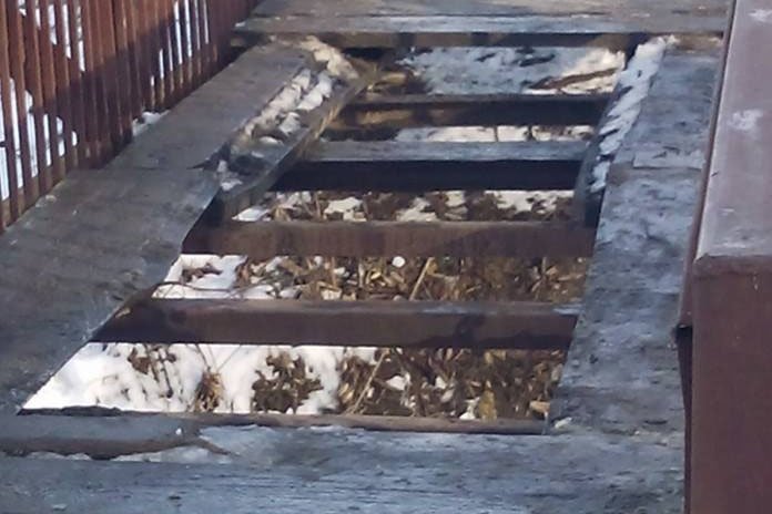 FOTO Pericol pentru copiii care merg la săniuş, pe pârtia de schi. Iată ce au de trecut