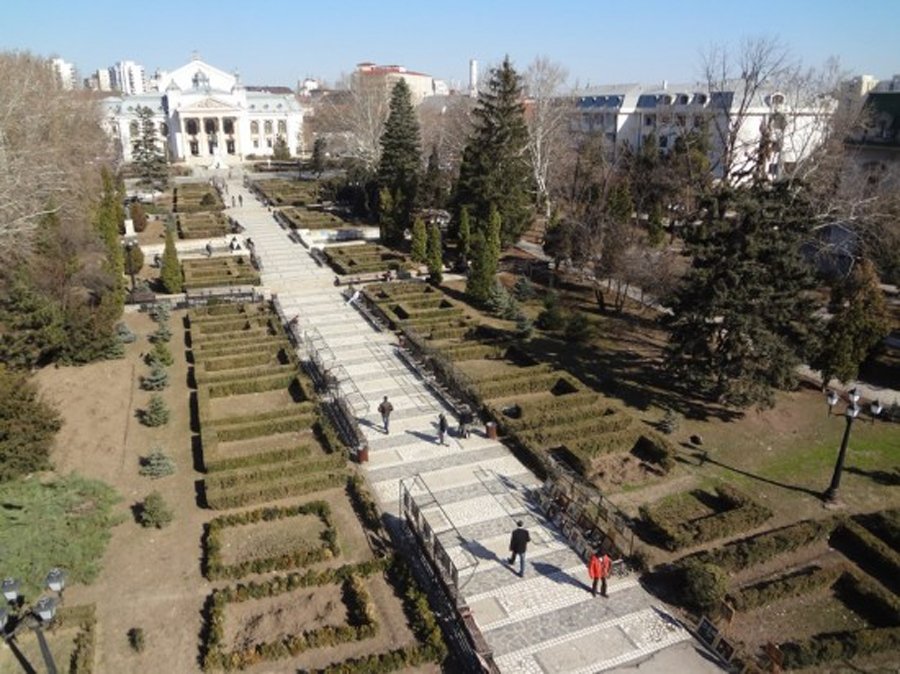Emiterea acordului de mediu pentru distrugerea scuarului din faţa Teatrului Naţional, o mare greşeală