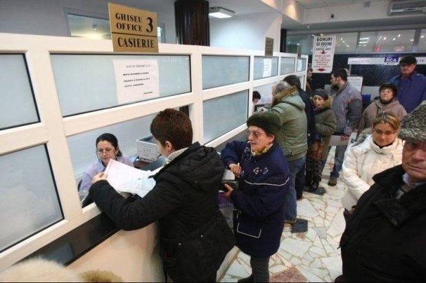 Culmea! Pensionarii din Iaşi îi bat obrazul primarului Nichita, spunându-i că este zgârcit