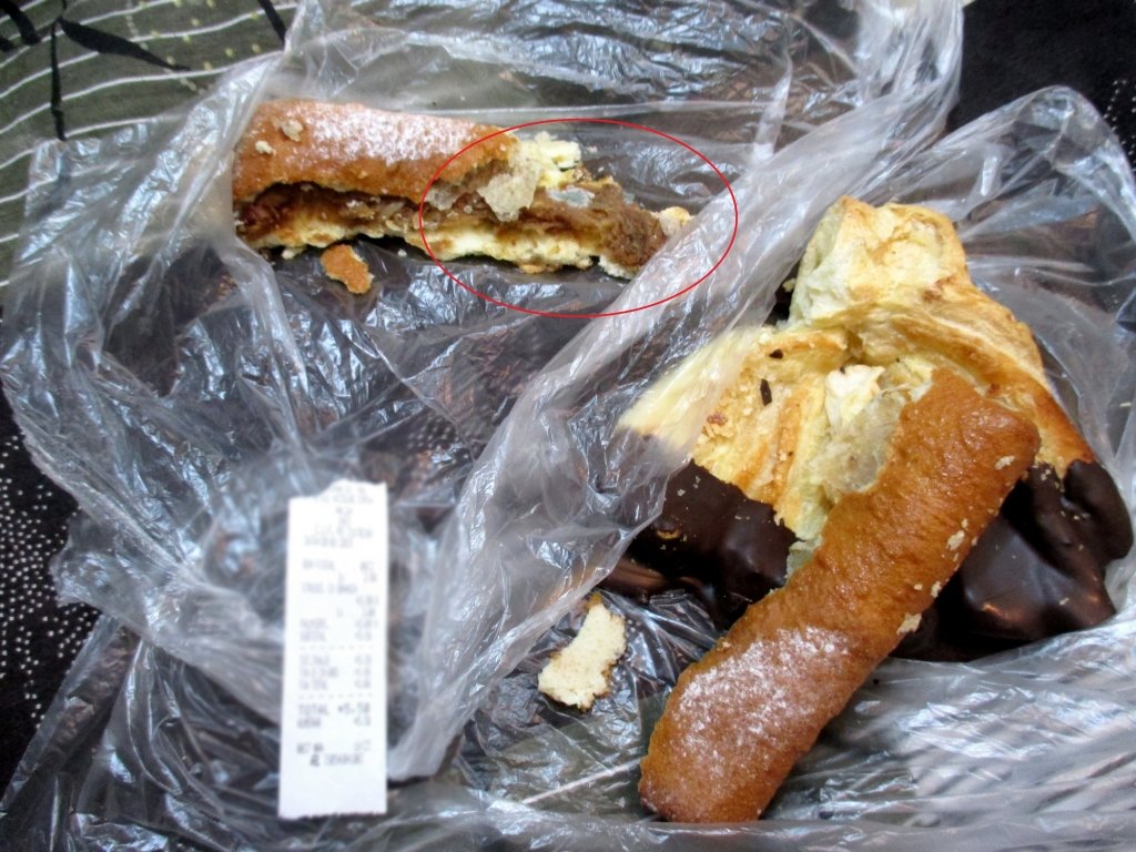 FOTO: Ştrudel cu mucegai la patiserii ieşene. Cine păzeşte sănătatea consumatorului?