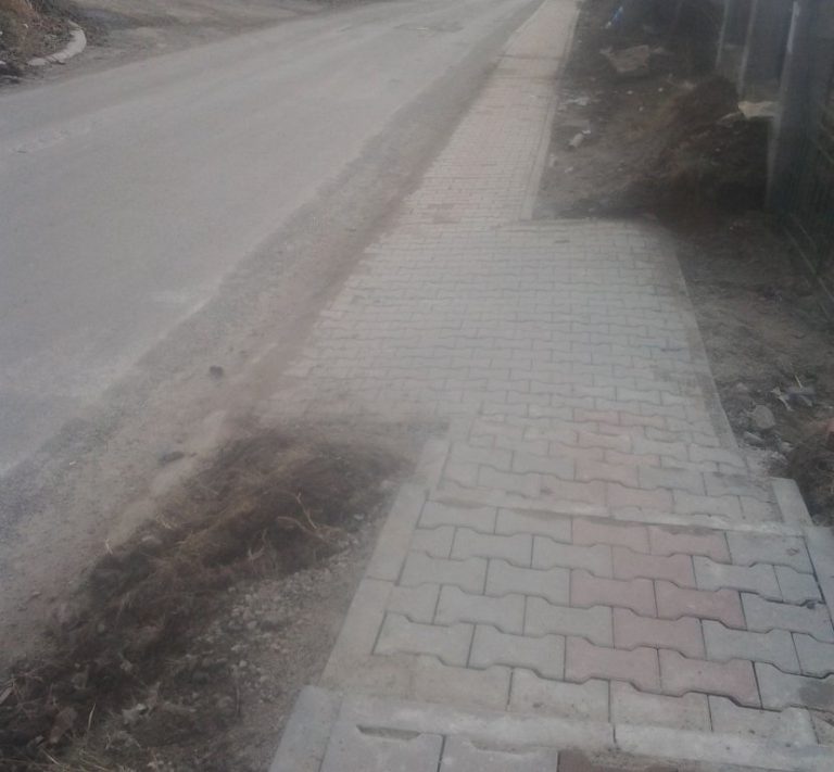 FOTO: Localnicii din Valea Lupului, nemulţumiţi de cum se pun pavelele în sat