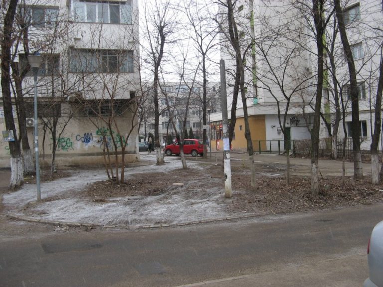 FOTO: Locatarii unui imobil ne arată alt loc demn de 