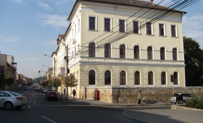 Elevi exmatriculaţi şi cu 4 la purtare după ce au făcut un cont pe Facebook la un mare liceu din Cluj. Ce au scris pe net