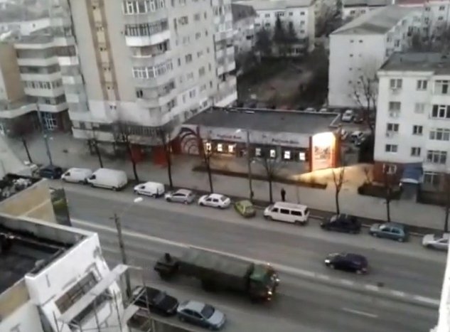 VIDEO: Blindatele armatei au traversat cartierul Păcurari spre ieşirea din oraş UPDATE