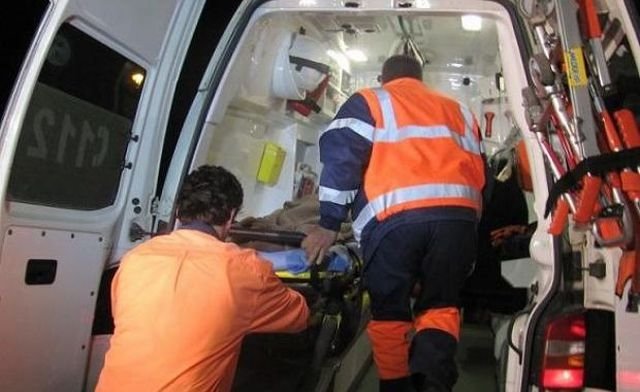  Doi muncitori au fost prinşi sub un perete care s-a prăbuşit la Schitu Duca