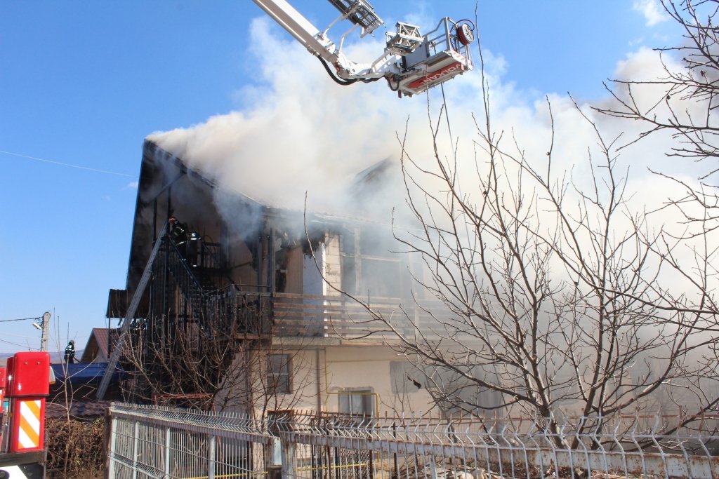  134153_90926_stiri_incendiu-lunca-cetatuii-4