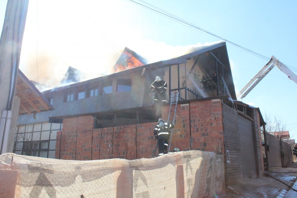  134155_90926_stiri_incendiu-lunca-cetatuii-2