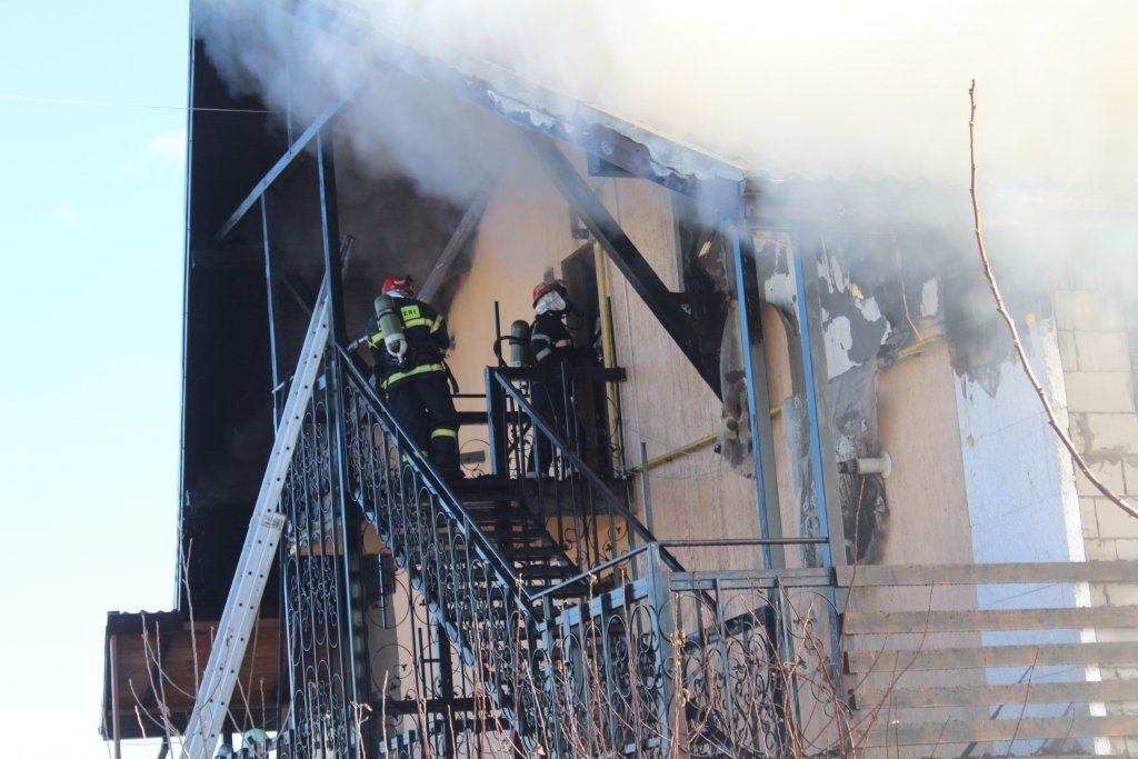  134156_90926_stiri_incendiu-lunca-cetatuii-5