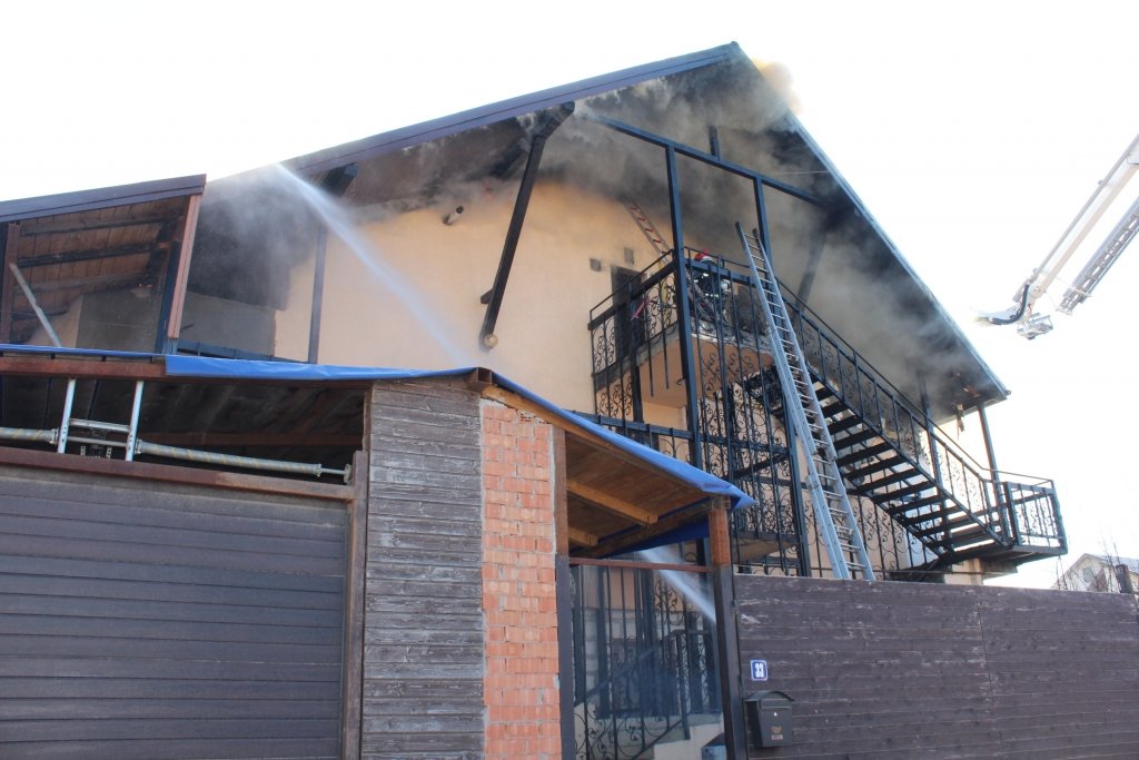  134157_90926_stiri_incendiu-lunca-cetatuii-3