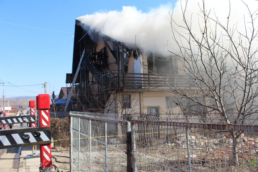  134158_90926_stiri_incendiu-lunca-cetatuii-6