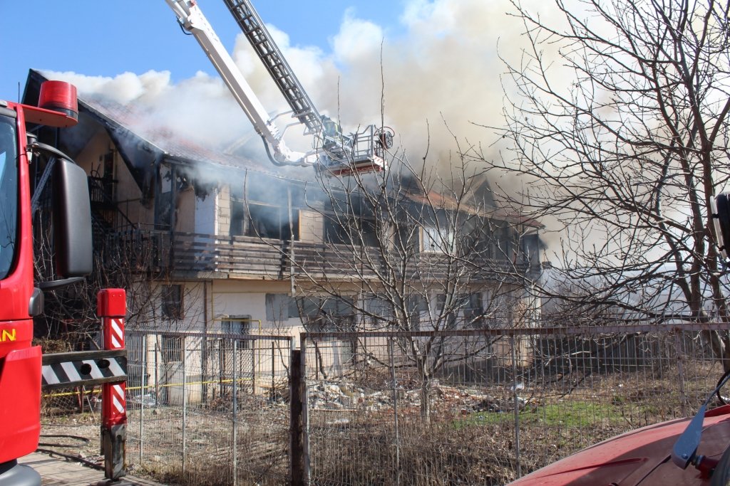  134160_90926_stiri_incendiu-lunca-cetatuii-8