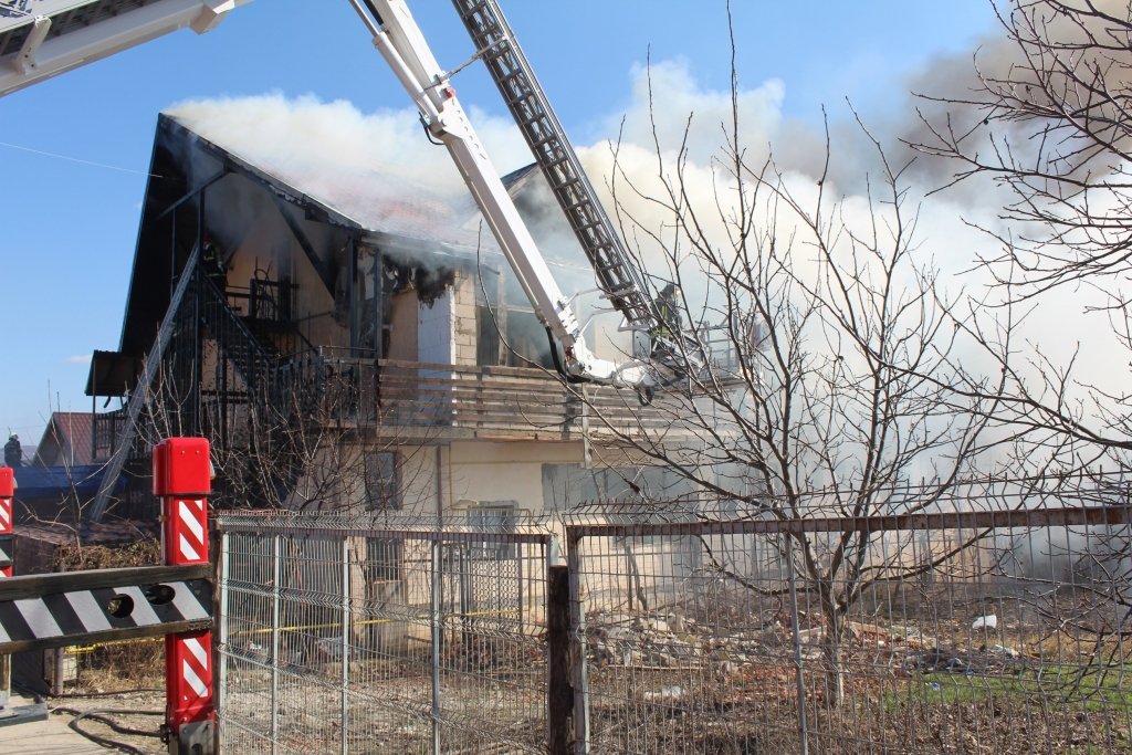  134162_90926_stiri_incendiu-lunca-cetatuii-10