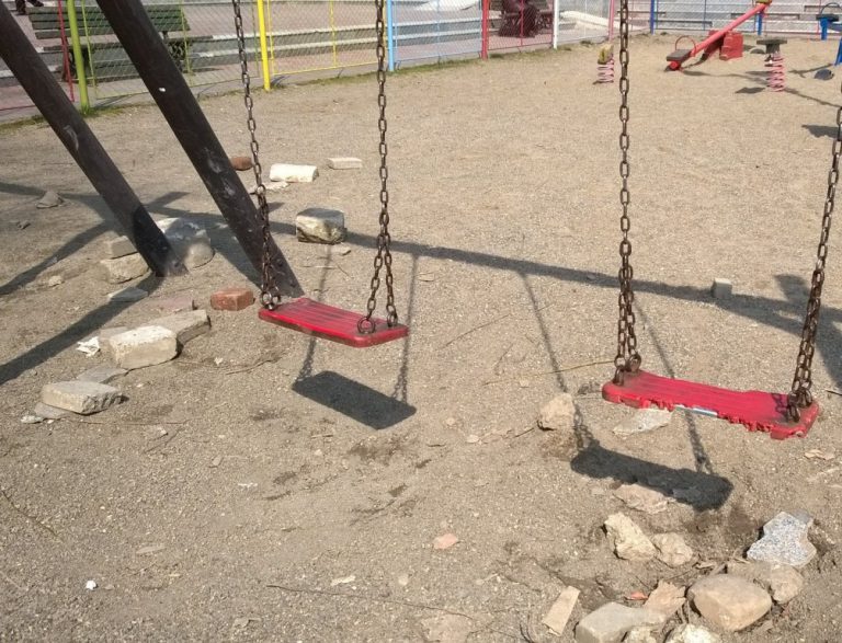 Pericol mortal pentru cei mici în parcul de joacă din Oancea