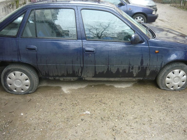 FOTO: Un ieşean şi-a găsit maşina cu toate roţile tăiate. Ce mesaj a lăsat pentru 