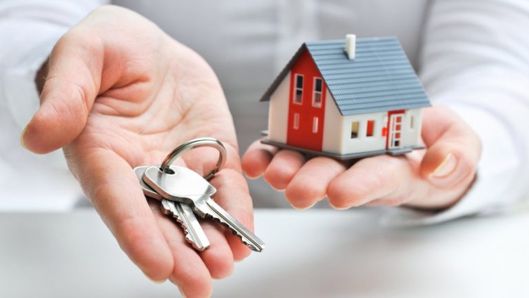 Agent imobiliar din Roman, trimis în arest la domiciliu după ce a păgubit clienții cu 100.000 de euro