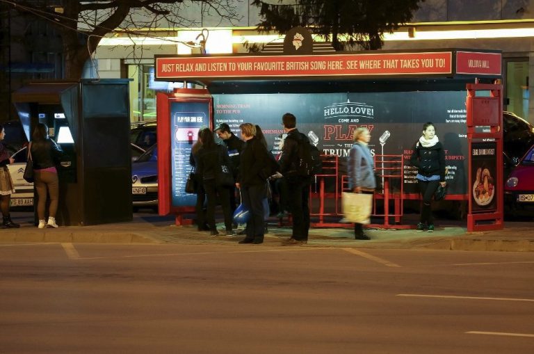 VIDEO& FOTO: Ca la bar în staţiile RATP din Centru: scaune înalte şi muzică la alegere
