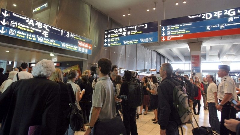 Atenționare MAE: Transporturile rutiere, feroviare şi aeriene din Franţa vor fi perturbate joi de o grevă generală