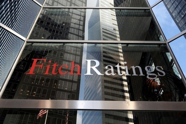 Fitch revizuieşte perspectiva datoriilor pe termen lung ale României la negativă, din cauza „incertitudinii politice”
