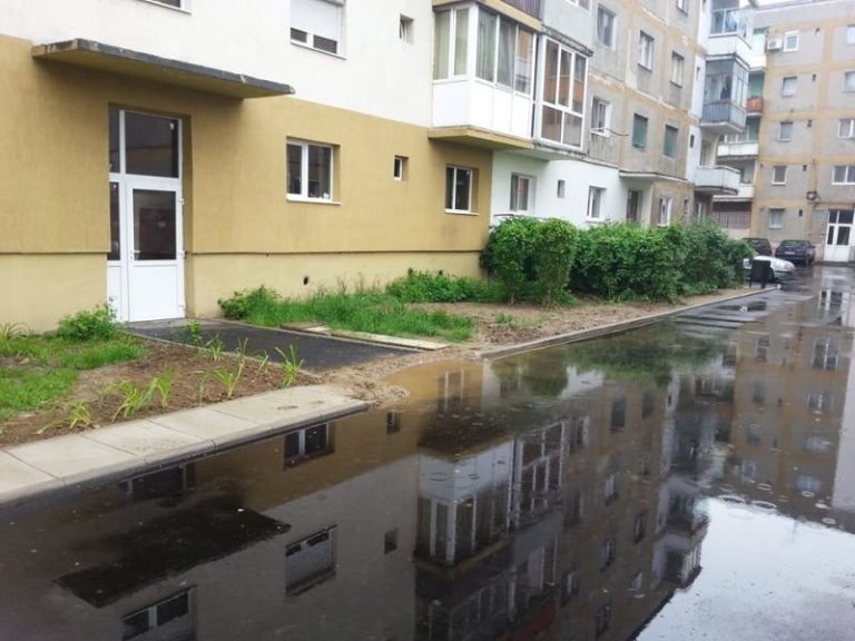FOTO: Când plouă, în faţa unor blocuri ieşenii pot merge cu barca. Primăria, reclamată la OPC