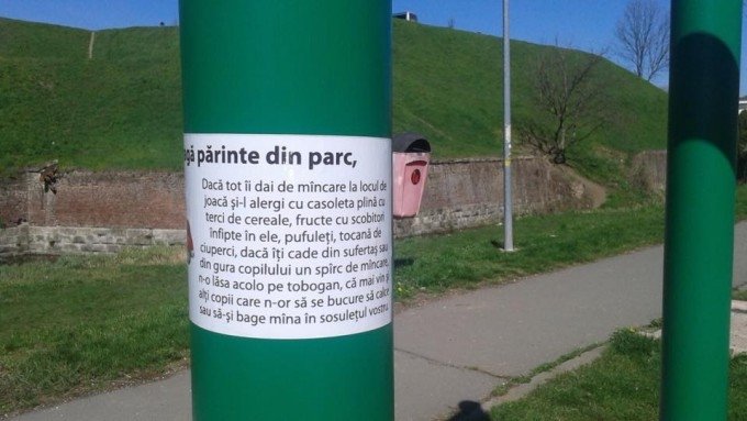 FOTO: Părinţilor li se face educaţie în parcuri prin intermediul unor afişe