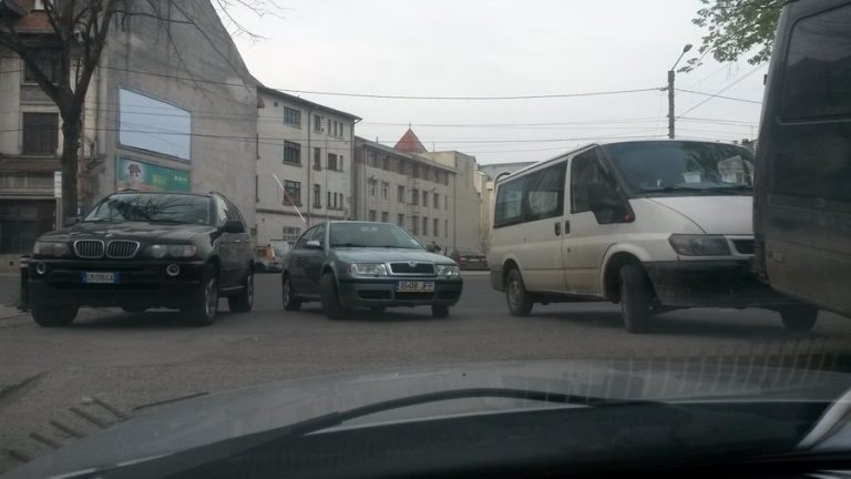 VIDEO&FOTO: A blocat cu maşina ieşirea din Piaţa Independenţei. Şoferii, revoltaţi!