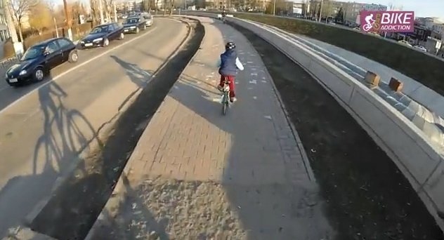VIDEO: La plimbare cu bicicleta pe pista din Iaşi: oameni, câini, moloz