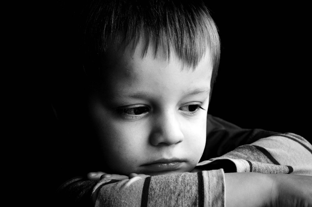  Statistici care te strâng în spate: Zilnic, doi copii ieşeni sunt abuzaţi