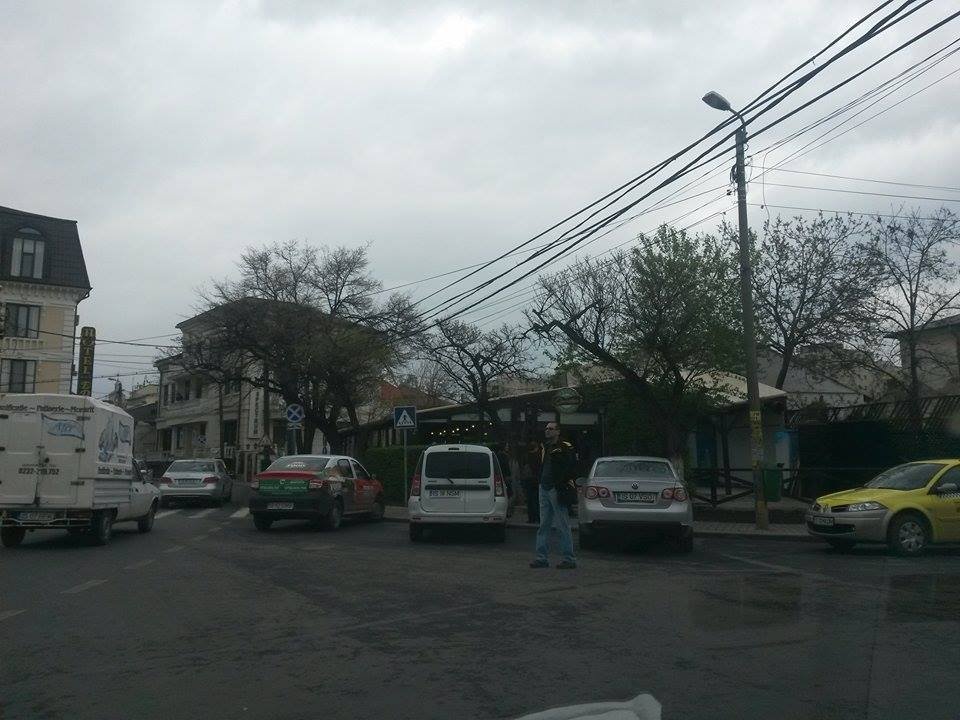 FOTO: Iată cum a fost parcată o maşină în spatele Primăriei Iaşi