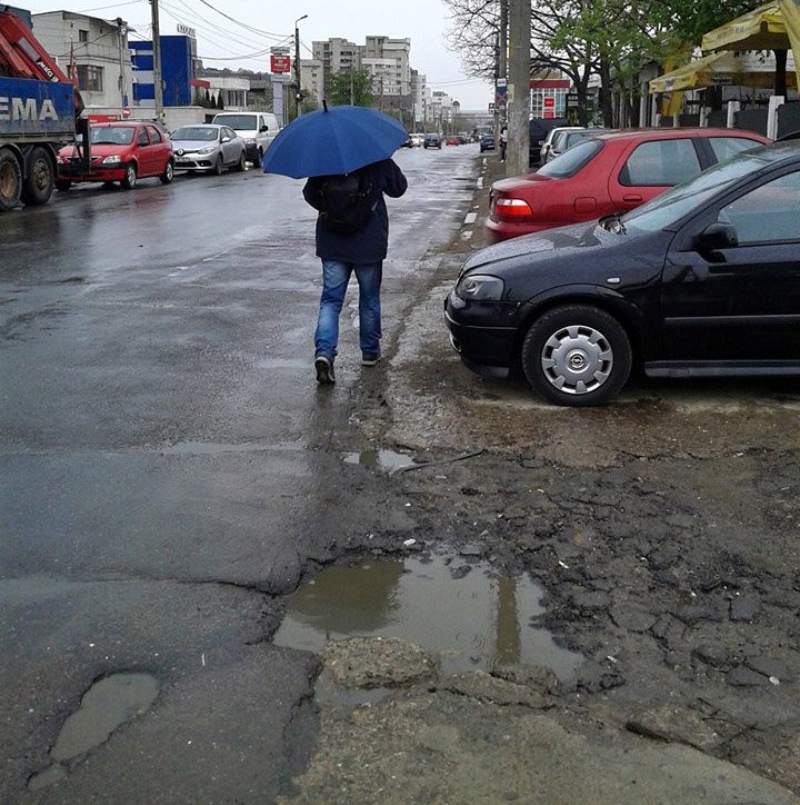 FOTO: Pietonii, nevoiţi să circule printre maşini pe bulevardul Poitiers