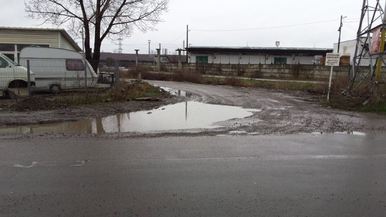 FOTO: De unde ajunge noroiul pe bulevardul Bucium. E o străduţă uitată de edili