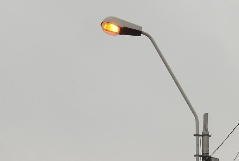 Ieşenii cer ca becurile de pe străzi să se aprindă la ora 20:00, nu la 18:00
