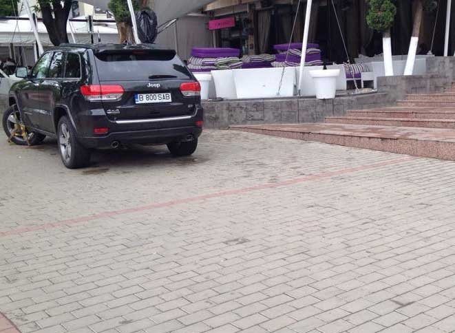 IMAGINEA care-i răzbună pe cei care fac slalom printre maşinile parcate pe trotuar în Copou