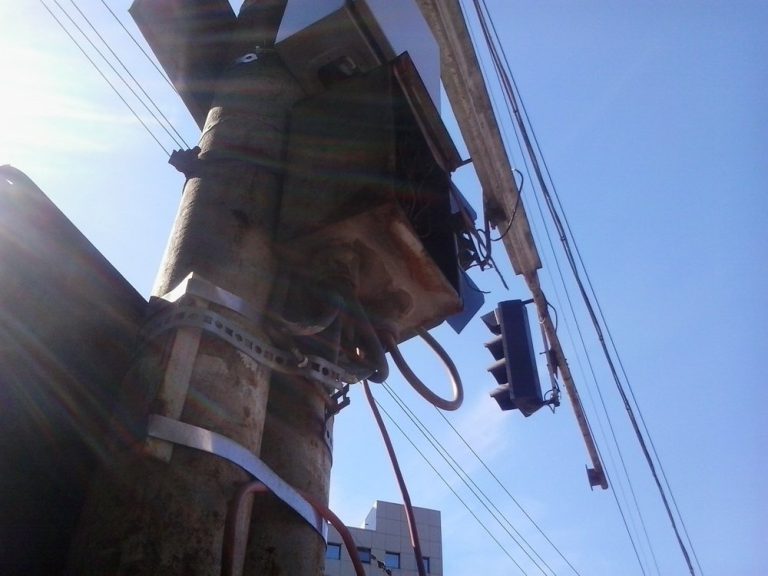 FOTO: Ce este cutia cu fire electrice dintr-o intersecţie din Iaşi? Un cuib de vrăbiuţe