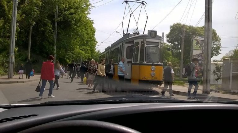 FOTO: Şoferi puşi să aştepte minute bune tramvaiele oprite în rond Tătăraşi