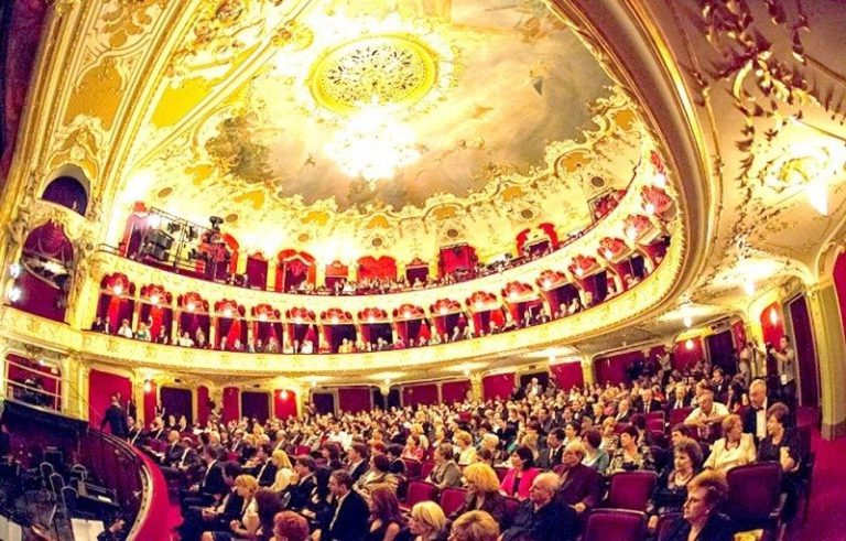 Ce legătură există între mirosul de mucegai din foaierul Teatrului Naţional şi teii tăiaţi?