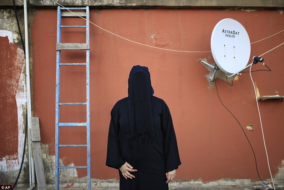 Trei femei au fost arestate pentru că ar fi planificat un atentat în baruri sau săli de concerte din Paris. Suspectele au profiluri surprinzătoare